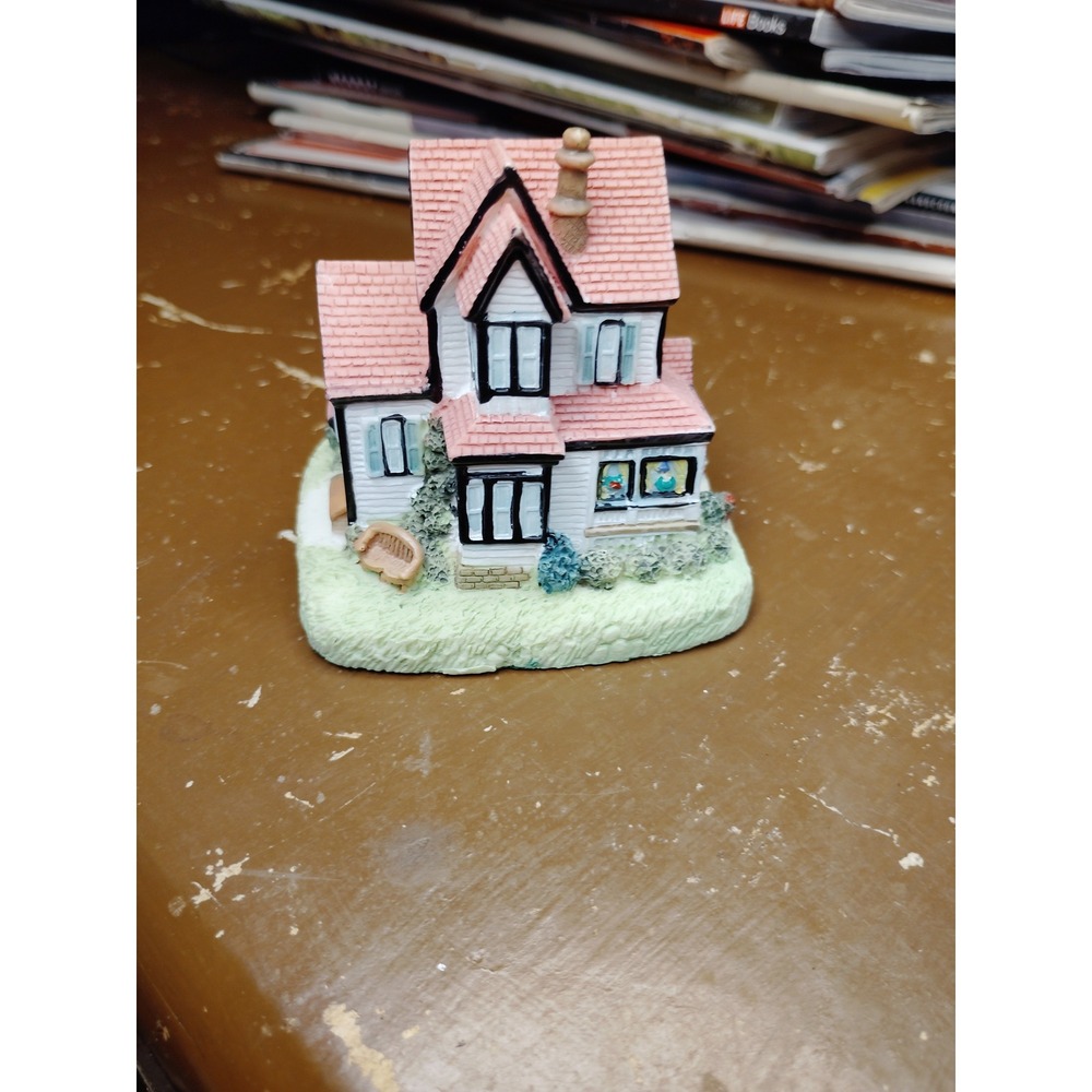 Vintage 1997 Susans Hat Shop AH127 Miniature House Figurine Village Collectible